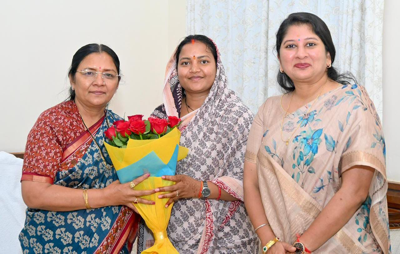 रायपुर : केंद्रीय महिला एवं बाल विकास राज्यमंत्री श्रीमती सावित्री ठाकुर से मंत्री श्रीमती लक्ष्मी राजवाड़े ने की सौजन्य भेंट…