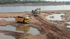 खनिज विभाग की नाक के नीचे शिवनाथ नदी में अवैध रेत उत्खनन का खेल चलता रहा…