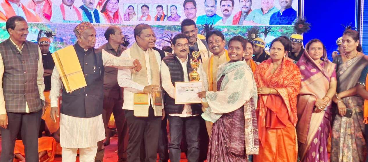 रायपुर : वन मंत्री श्री कश्यप ने नारायणपुर में 65 करोड़ 96 लाख रूपए से अधिक के विकास कार्यों का किया भूमिपूजन…