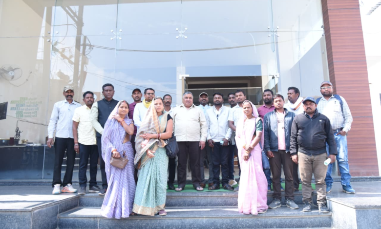 रायपुर : पर्यटन एवं संस्कृति मंत्री श्री राजेश अग्रवाल ने लखनपुर में जनप्रतिनिधियों एवं नागरिकों से की भेंट… रायपुर : पर्यटन एवं संस्कृति मंत्री श्री राजेश अग्रवाल ने लखनपुर में जनप्रतिनिधियों एवं नागरिकों से की भेंट…