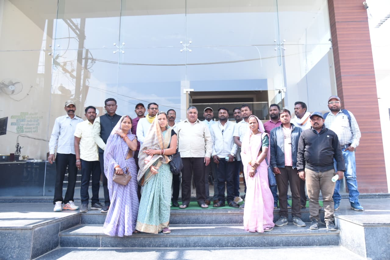 रायपुर : पर्यटन एवं संस्कृति मंत्री श्री राजेश अग्रवाल ने लखनपुर में जनप्रतिनिधियों एवं नागरिकों से की भेंट…