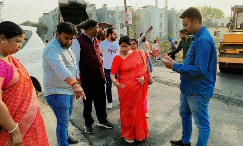पुलिस लाइन में चल रहे डामरीकरण कार्य का महापौर अलका बाघमार ने किया निरीक्षण… पुलिस लाइन में चल रहे डामरीकरण कार्य का महापौर अलका बाघमार ने किया निरीक्षण…