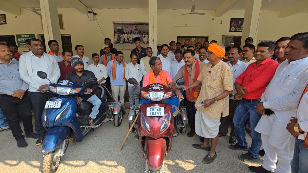 रायपुर : उपमुख्यमंत्री श्री विजय शर्मा की तत्परता से दो दिव्यांगों को मिली स्कूटी…