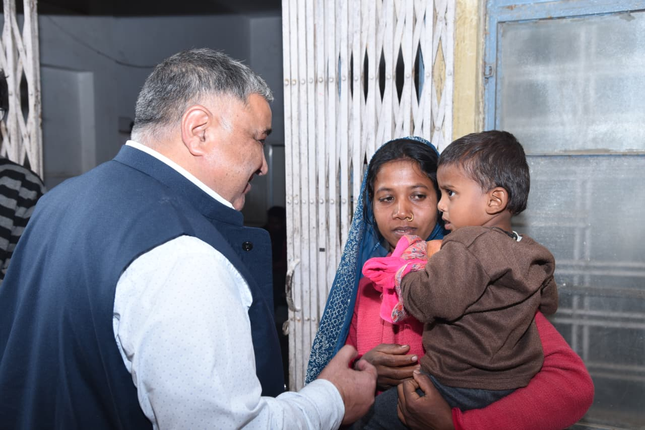 रायपुर : मुख्यमंत्री श्री विष्णु देव साय के जन्मदिवस पर लखनपुर में विशेष पूजा-अर्चना, मंत्री श्री राजेश अग्रवाल ने मरीजों को बांटे फल…