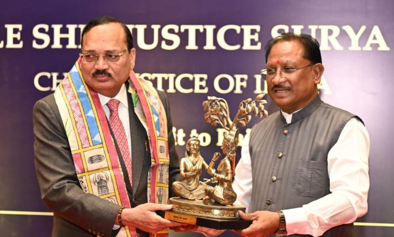 रायपुर : मुख्यमंत्री श्री विष्णुदेव साय ने भारत के मुख्य न्यायाधीश न्यायमूर्ति श्री सूर्यकांत का किया आत्मीय स्वागत…
