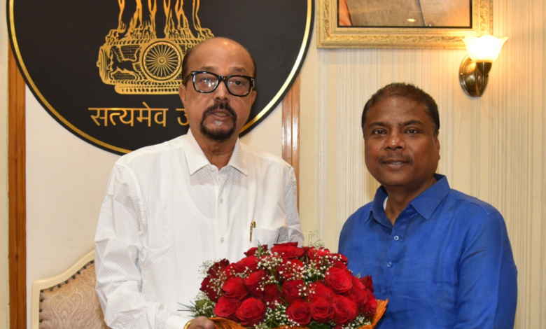 रायपुर : राज्यपाल श्री रमेन डेका से वन मंत्री श्री कश्यप ने भेंट की…