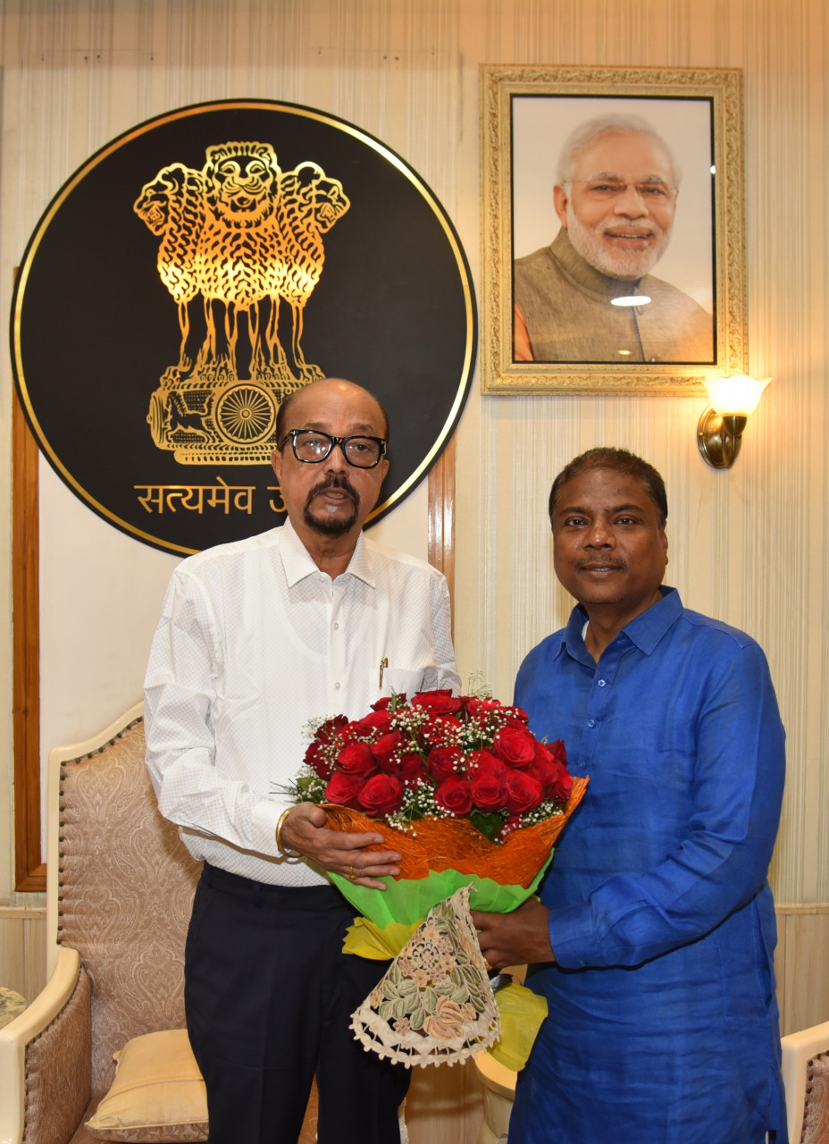 रायपुर : राज्यपाल श्री रमेन डेका से वन मंत्री श्री कश्यप ने भेंट की…