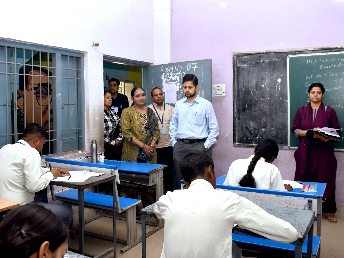 दुर्ग कलेक्टर अभिजीत सिंह ने मरोदा स्थित स्कूल का दौरा कर बोर्ड परीक्षा की तैयारियों और व्यवस्थाओं का निरीक्षण किया…