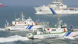 अरब सागर में तटरक्षक बल की बड़ी कार्रवाई, 5 करोड़ की विदेशी सिगरेट जब्त, 4 ईरानी गिरफ्तार… अरब सागर में तटरक्षक बल की बड़ी कार्रवाई, 5 करोड़ की विदेशी सिगरेट जब्त, 4 ईरानी गिरफ्तार…