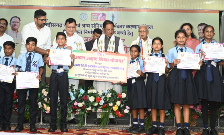 रायपुर : जगदलपुर के श्रमिक की बेटी डिंपल कश्यप अब संस्कार सिटी स्कूल में संवार रही अपना भविष्य… रायपुर : जगदलपुर के श्रमिक की बेटी डिंपल कश्यप अब संस्कार सिटी स्कूल में संवार रही अपना भविष्य…