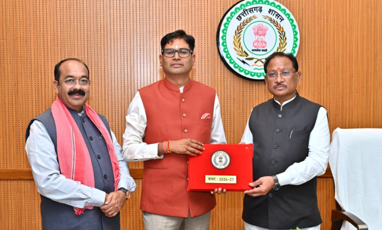 रायपुर : मुख्यमंत्री श्री विष्णु देव साय से आज विधानसभा परिसर स्थित उनके कक्ष में वित्त मंत्री श्री ओपी चौधरी ने वित्तीय वर्ष 2026-27 का बजट प्रस्तुत करने से पूर्व मुलाकात की…