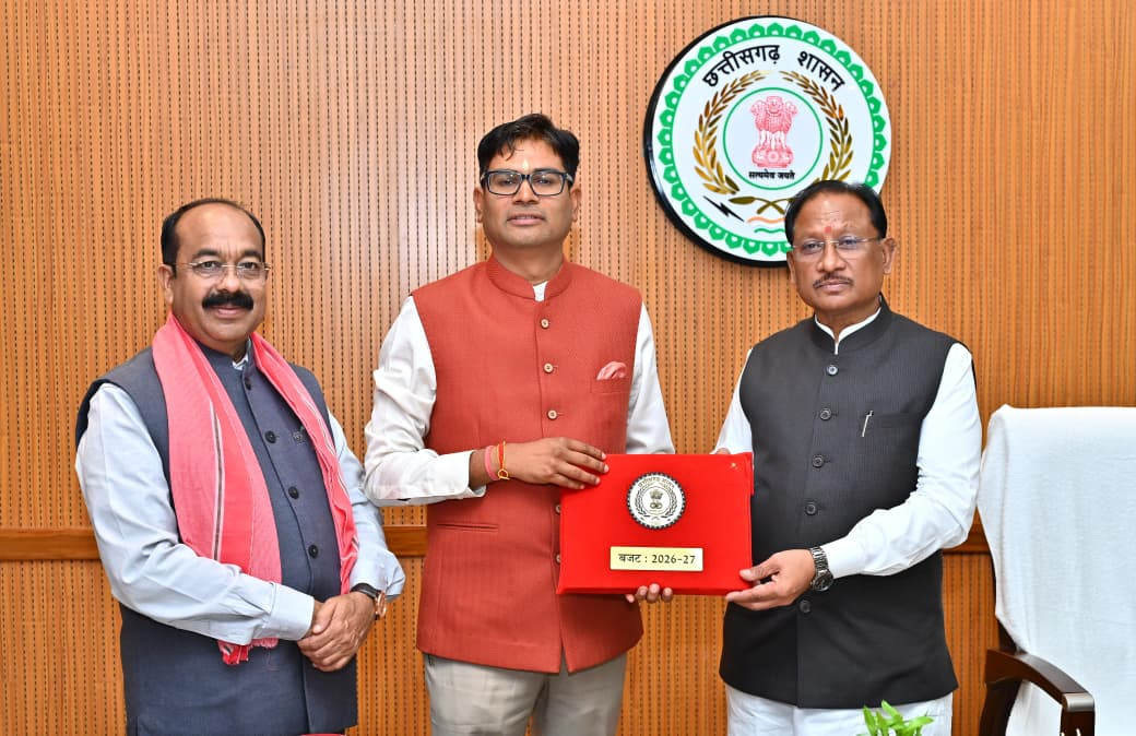 रायपुर : मुख्यमंत्री श्री विष्णु देव साय से आज विधानसभा परिसर स्थित उनके कक्ष में वित्त मंत्री श्री ओपी चौधरी ने वित्तीय वर्ष 2026-27 का बजट प्रस्तुत करने से पूर्व मुलाकात की…