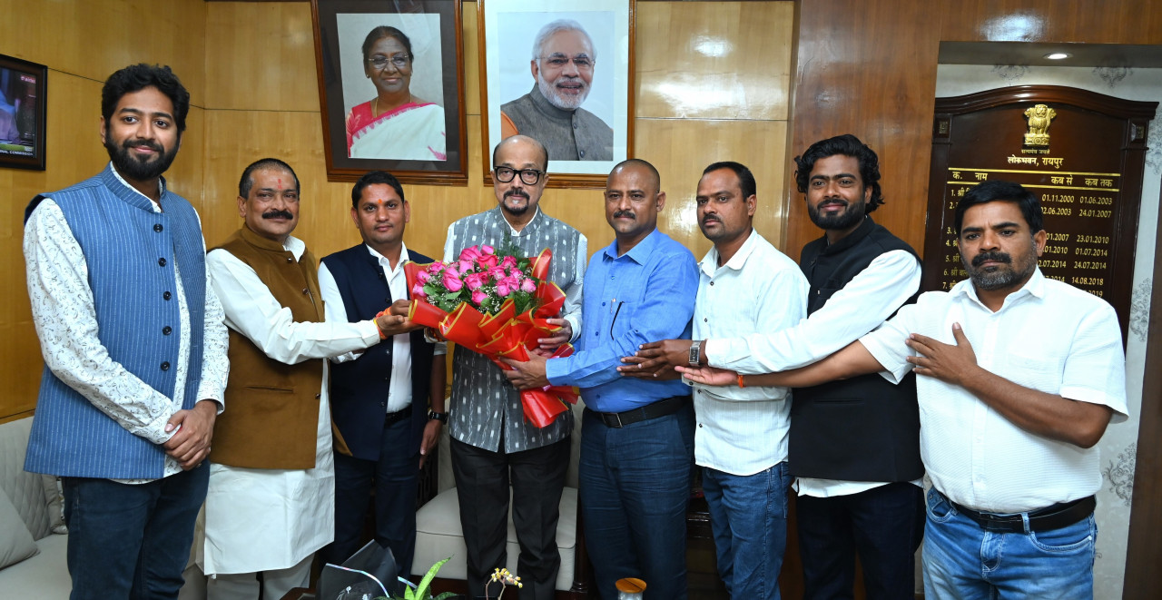 रायपुर : राज्यपाल श्री डेका से अखिल भारतीय कुर्मी क्षत्रिय महासभा के प्रदेश अध्यक्ष ने भेंट की… रायपुर : राज्यपाल श्री डेका से अखिल भारतीय कुर्मी क्षत्रिय महासभा के प्रदेश अध्यक्ष ने भेंट की…