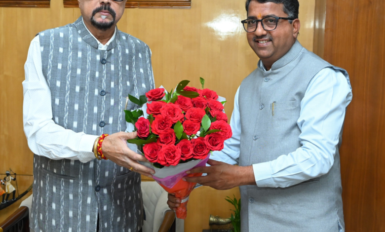 रायपुर : राज्यपाल श्री डेका से कुलपतियों ने भेंट की… रायपुर : राज्यपाल श्री डेका से कुलपतियों ने भेंट की…