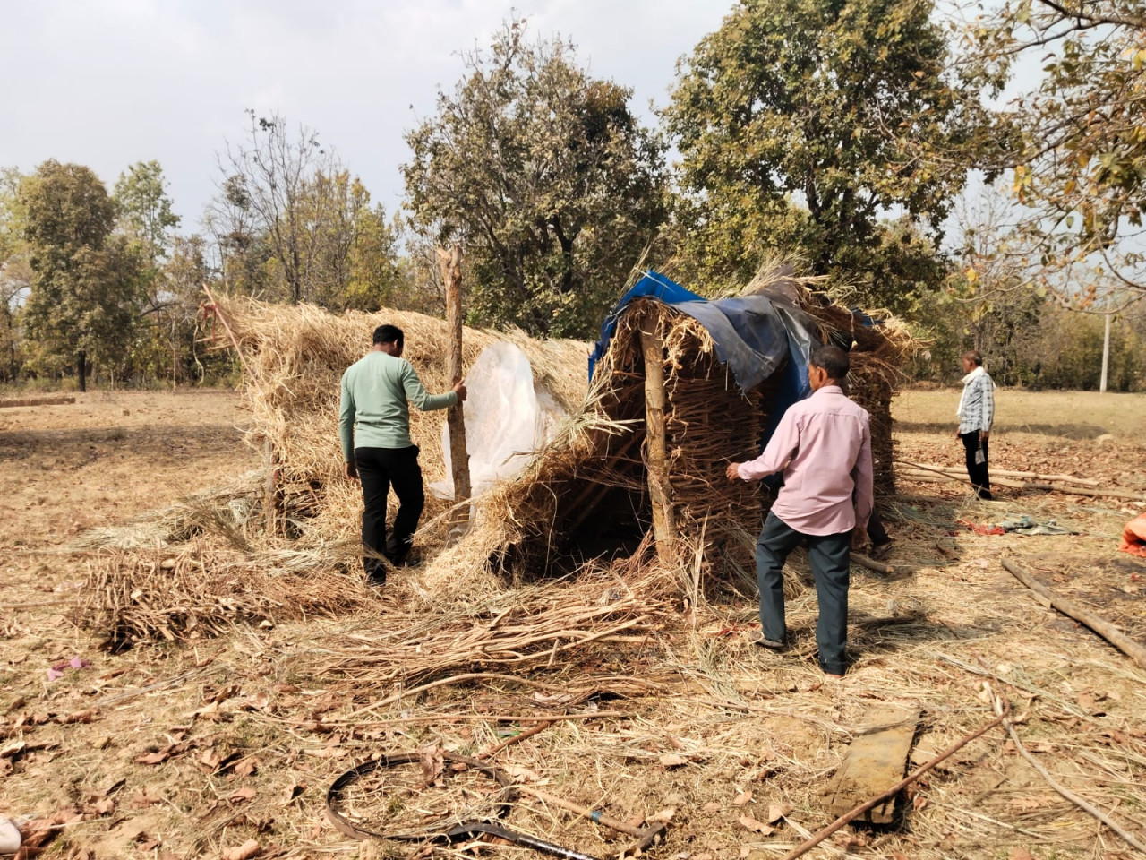 रायपुर : वन विकास निगम ने हटाया अवैध अतिक्रमण : ग्रामीणों का मिला सहयोग… रायपुर : वन विकास निगम ने हटाया अवैध अतिक्रमण : ग्रामीणों का मिला सहयोग…