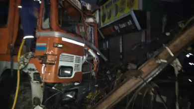 भिलाई में बारूद से भरा ट्रक ट्रांसफार्मर से टकराया:नेशनल हाईवे से अनियंत्रित होकर सर्विस रोड पर उतरा ट्रक, केबिन में लगी आग; बड़ा हादसा टला…