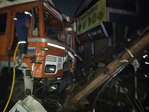 भिलाई में बारूद से भरा ट्रक ट्रांसफार्मर से टकराया:नेशनल हाईवे से अनियंत्रित होकर सर्विस रोड पर उतरा ट्रक, केबिन में लगी आग; बड़ा हादसा टला… भिलाई में बारूद से भरा ट्रक ट्रांसफार्मर से टकराया:नेशनल हाईवे से अनियंत्रित होकर सर्विस रोड पर उतरा ट्रक, केबिन में लगी आग; बड़ा हादसा टला…