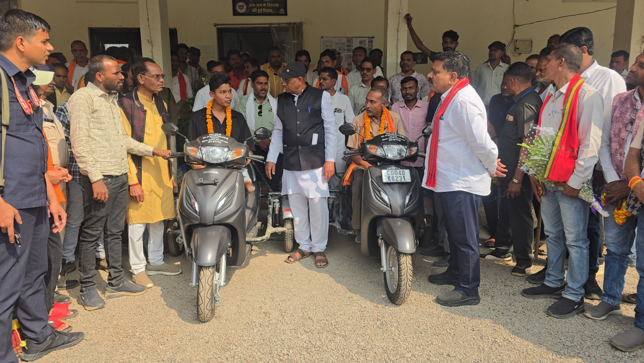 रायपुर : उपमुख्यमंत्री श्री विजय शर्मा की तत्परता से दो दिव्यांगों को मिली स्कूटी, चेहरे पर लौटी मुस्कान… रायपुर : उपमुख्यमंत्री श्री विजय शर्मा की तत्परता से दो दिव्यांगों को मिली स्कूटी, चेहरे पर लौटी मुस्कान…