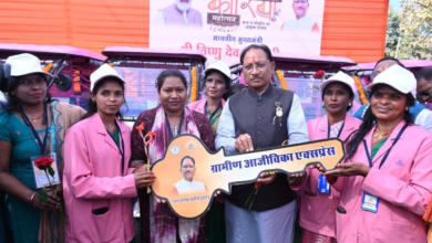 रायपुर : ई-रिक्शा से बच्चों को विद्यालय पहुंचाकर स्वावलंबन की मिसाल बनीं गीता दीदी…