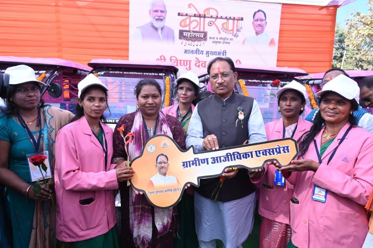 रायपुर : ई-रिक्शा से बच्चों को विद्यालय पहुंचाकर स्वावलंबन की मिसाल बनीं गीता दीदी…