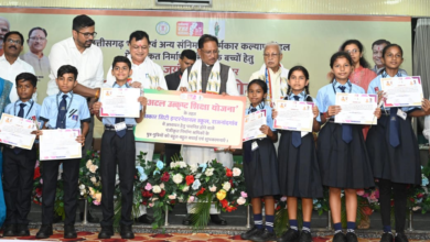 रायपुर : मेहनत की चमक और सरकारी संबल : श्रमिक की बेटी डिंपल कश्यप अब संस्कार सिटी स्कूल में संवार रही अपना भविष्य…