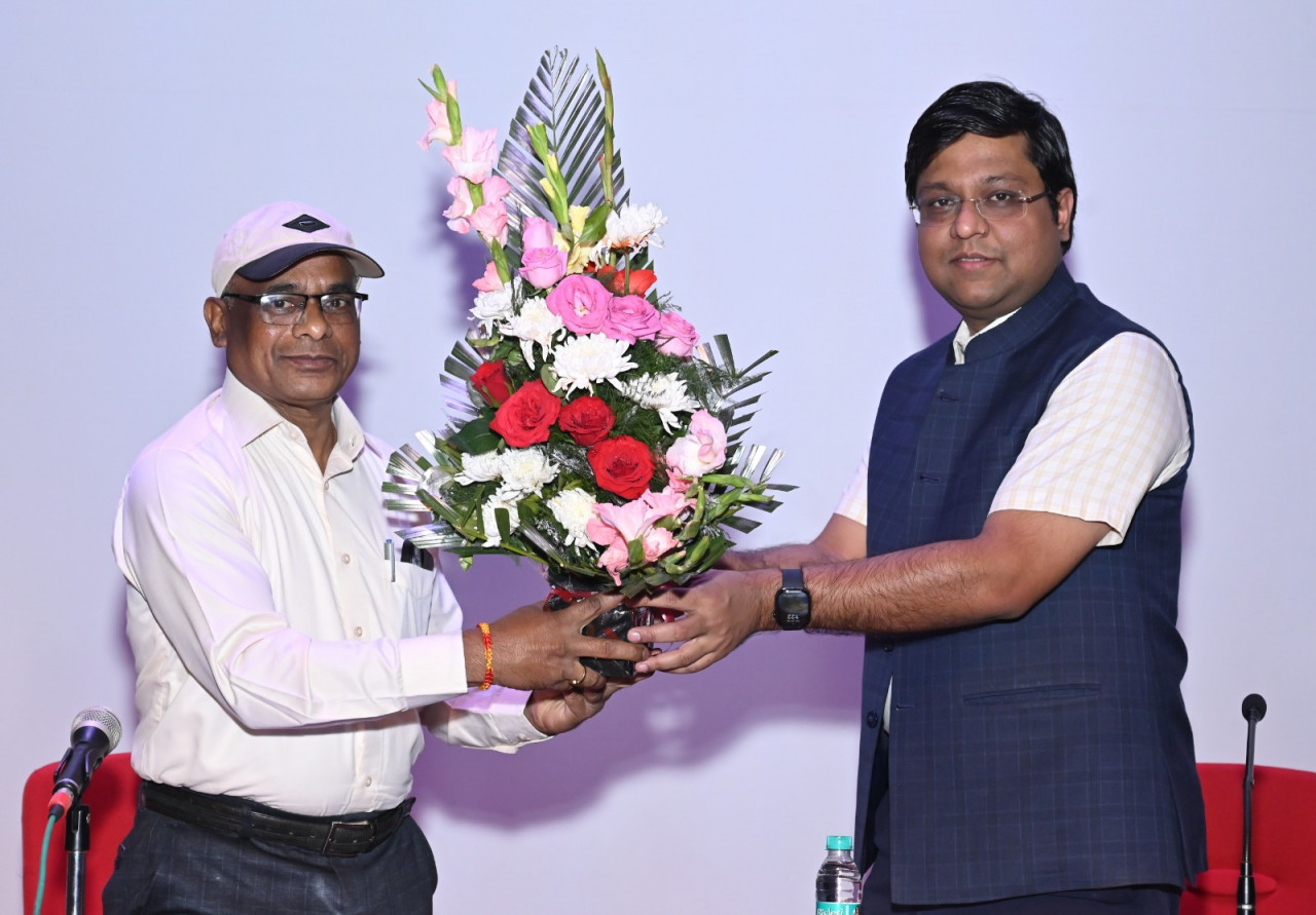 रायपुर : जनसंपर्क विभाग के अपर संचालक श्री जे.एल. दरियो को सेवानिवृत्ति पर दी गई गरिमामय विदाई…