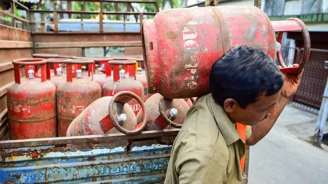 देश में घरेलू LPG 60 तो कमर्शियल सिलेंडर 115 रुपए हुआ महंगा, आज से प्रभावी होंगी नई दरें…