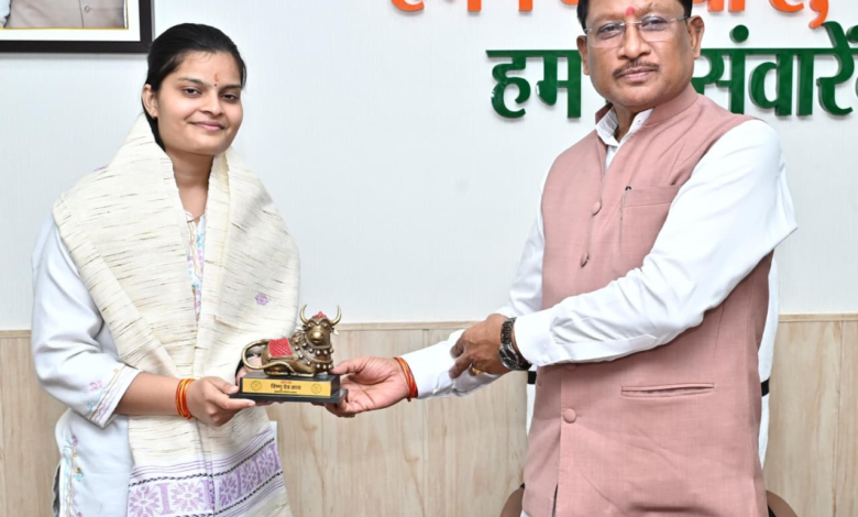 रायपुर : यूपीएससी सिविल सेवा परीक्षा में 35वीं रैंक प्राप्त करने वाली सुश्री वैभवी अग्रवाल को मुख्यमंत्री ने दी बधाई…