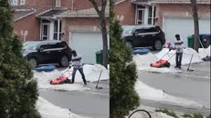 कनाडा में घास काटने वाली मशीन से बर्फ हटा रहा आदमी, सोशल मीडिया पर वायरल हो रहा वीडियो…