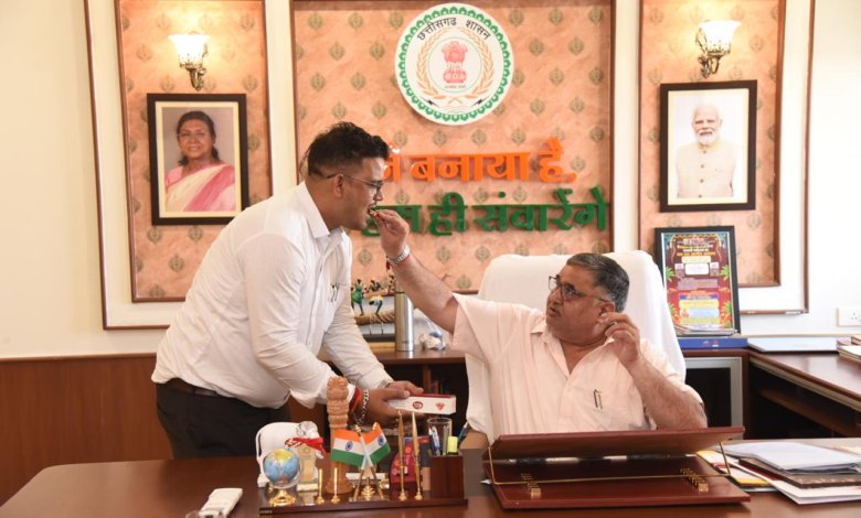 रायपुर : पर्यटन एवं संस्कृति मंत्री श्री राजेश अग्रवाल के निज सहायक श्री कौस्तुभ पांडेय को डॉ. सी.वी. रमन विश्वविद्यालय से पीएचडी की उपाधि… रायपुर : पर्यटन एवं संस्कृति मंत्री श्री राजेश अग्रवाल के निज सहायक श्री कौस्तुभ पांडेय को डॉ. सी.वी. रमन विश्वविद्यालय से पीएचडी की उपाधि…