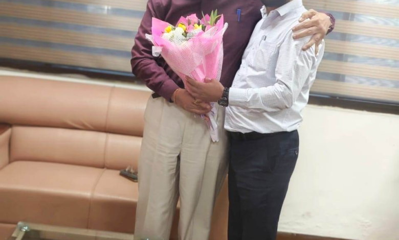 रायपुर : राज्य नीति आयोग के उपाध्यक्ष गणेश शंकर मिश्रा से मुख्यमंत्री के सलाहकार डॉ. धीरेंद्र तिवारी की सौजन्य भेंट…