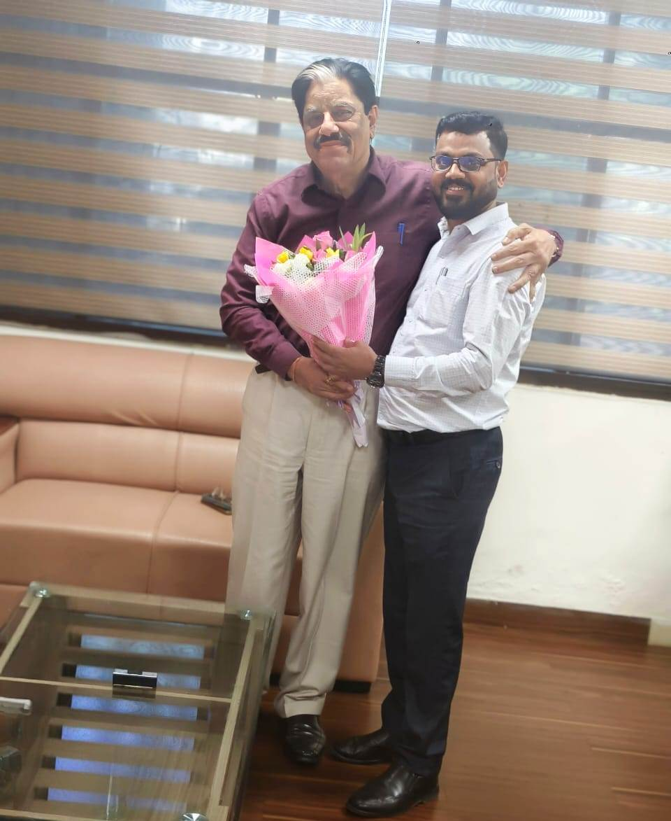 रायपुर : राज्य नीति आयोग के उपाध्यक्ष गणेश शंकर मिश्रा से मुख्यमंत्री के सलाहकार डॉ. धीरेंद्र तिवारी की सौजन्य भेंट…