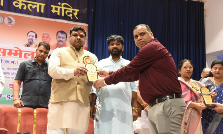 रायपुर : श्रमिक सम्मेलन का हुआ आयोजन, विभिन्न योजनाओं के माध्यम से श्रमिक परिवारों को मिल रही आर्थिक सहायता -स्कूल शिक्षा मंत्री श्री यादव…