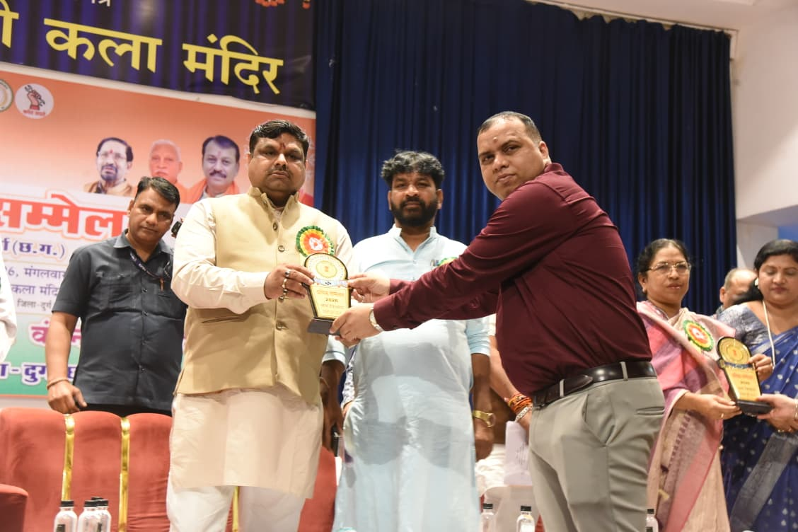 रायपुर : श्रमिक सम्मेलन का हुआ आयोजन, विभिन्न योजनाओं के माध्यम से श्रमिक परिवारों को मिल रही आर्थिक सहायता -स्कूल शिक्षा मंत्री श्री यादव…