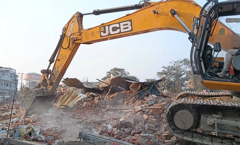 पटरीपार सिकोलाभाठा सब्जी मार्केट में चला बुलडोजर…