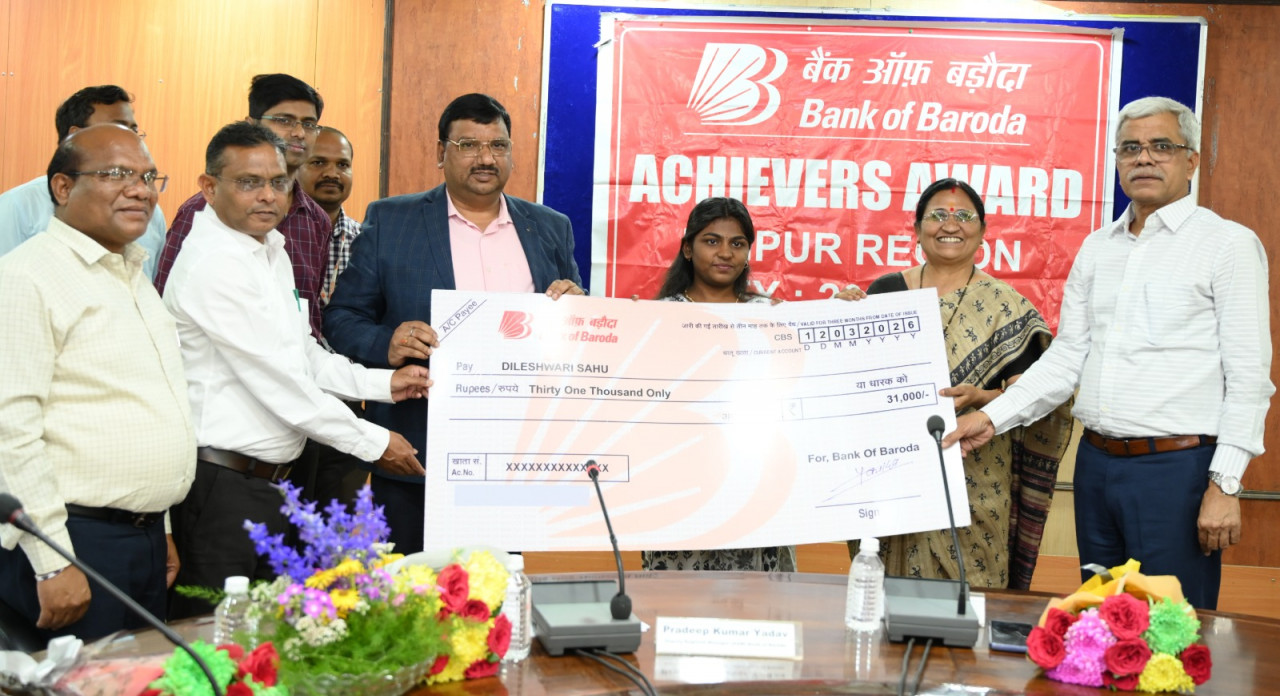 रायपुर : कृषि विश्वविद्यालय के तीन मेधावी छात्रों को बैंक ऑफ बड़ौदा अचीवर्स अवॉर्ड -2026 से सम्मानित… रायपुर : कृषि विश्वविद्यालय के तीन मेधावी छात्रों को बैंक ऑफ बड़ौदा अचीवर्स अवॉर्ड -2026 से सम्मानित…