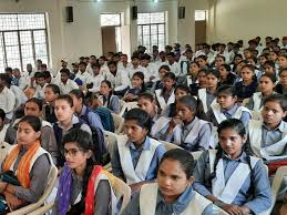 स्कूल में छात्राओं को रोजगार के अवसरों के बारे में दी गई जानकारी…