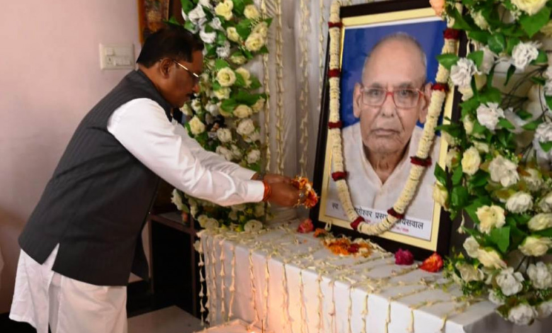 रायपुर : मुख्यमंत्री श्री साय ने रामानुजगंज के श्री ओमप्रकाश जायसवाल के पिताजी के निधन पर सांत्वना देने पहुंचे…