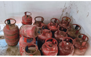 प्रशासन का दावा: कालाबाजारी नहीं हो रही, हकीकत: 984 रुपए का सिलेंडर बिक रहा है 2,500 रुपए तक…