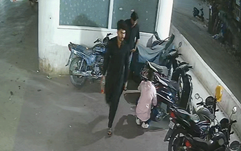 मल्टीलेवल पार्किंग में पेट्रोल और ऑटो पार्ट्स की चोरी सक्रिय: VIDEO में फ्यूल चुराते आरोपी कैद, वाहन मालिकों ने पुलिस और प्रबंधन से कड़ी कार्रवाई की मांग की…