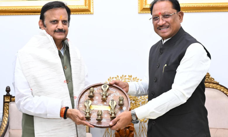 रायपुर : मुख्यमंत्री से मध्यप्रदेश के उपमुख्यमंत्री श्री राजेंद्र शुक्ला ने की सौजन्य मुलाकात…