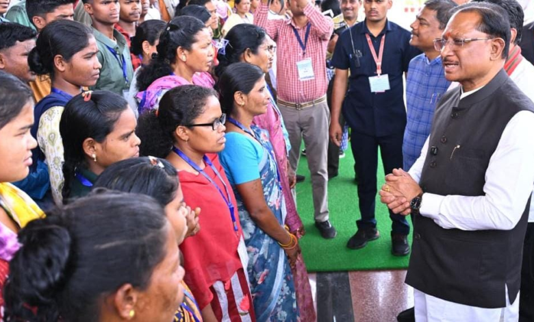 रायपुर : मुख्यधारा की ओर लौटता विश्वास : 140 आत्मसमर्पित नक्सलियों ने मुख्यमंत्री से की मुलाकात…