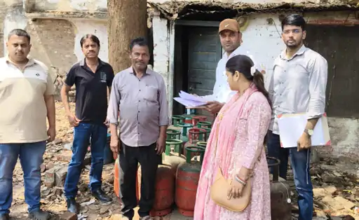 दुर्ग में खाद्य विभाग बड़ी कार्रवाई: नाश्ता सेंटर संचालक के पास से 22 घरेलू गैस सिलेंडर जब्त, घर में छिपाकर रखे थे…