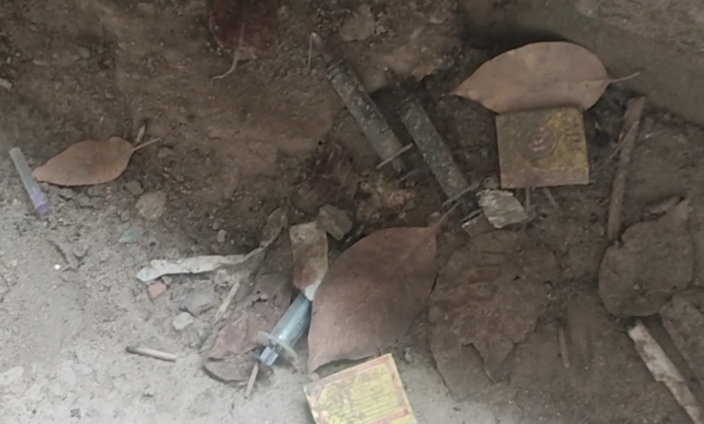 कॉलेज परिसर बना नशेड़ियों का अड्डा छात्रों के भविष्य पर मंडरा रहा खतरा… कॉलेज परिसर बना नशेड़ियों का अड्डा छात्रों के भविष्य पर मंडरा रहा खतरा…