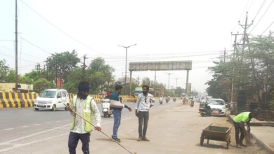 पदयात्रियों को कंकड़ न चुभें, इसलिए कराई गई सफाई… पदयात्रियों को कंकड़ न चुभें, इसलिए कराई गई सफाई…