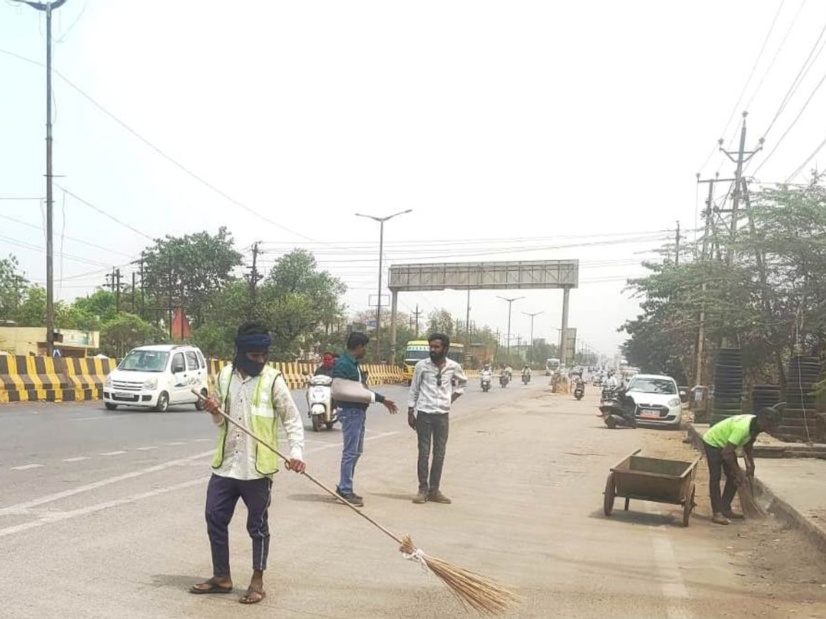 पदयात्रियों को कंकड़ न चुभें, इसलिए कराई गई सफाई… पदयात्रियों को कंकड़ न चुभें, इसलिए कराई गई सफाई…