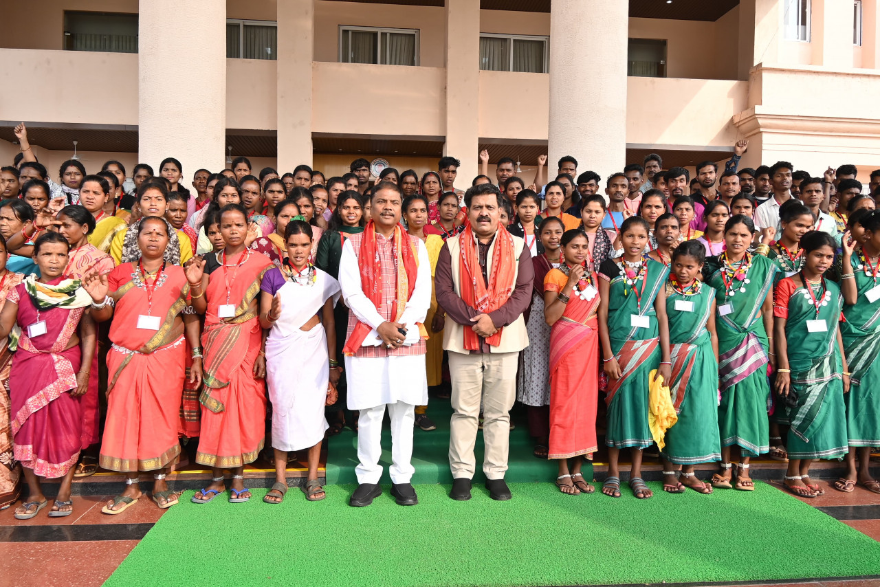 रायपुर : अबुझमाड़िया युवाओं ने अनुभव की लोकतंत्र की कार्यप्रणाली…