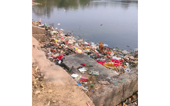 दुर्ग; महापौर बंगले के सामने के शीतला तालाब में कचरा फैला…