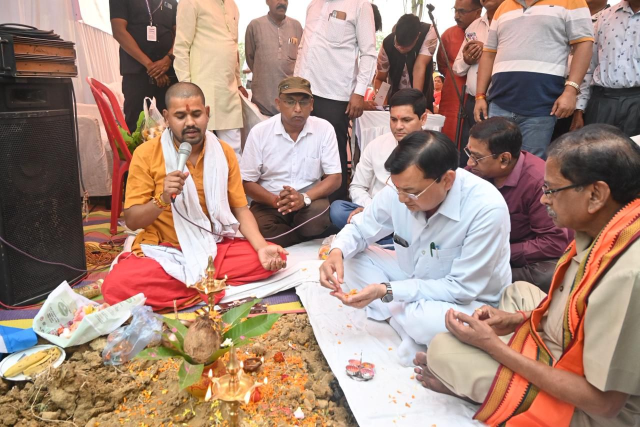 रायपुर : उद्योग मंत्री श्री देवांगन ने श्री चंदपुरिहा कंसोधन वैश्य गुप्ता समाज को सामुदायिक भवन की दी सौगात… रायपुर : उद्योग मंत्री श्री देवांगन ने श्री चंदपुरिहा कंसोधन वैश्य गुप्ता समाज को सामुदायिक भवन की दी सौगात…