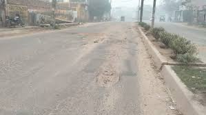 रिसाली: सड़क खोदने से सड़क खराब हुई, किनारे मलबा जमा…